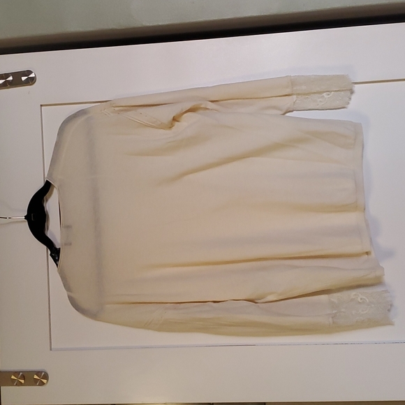 KOOKAI V-neck White/Cream Top - Picture 2 of 11